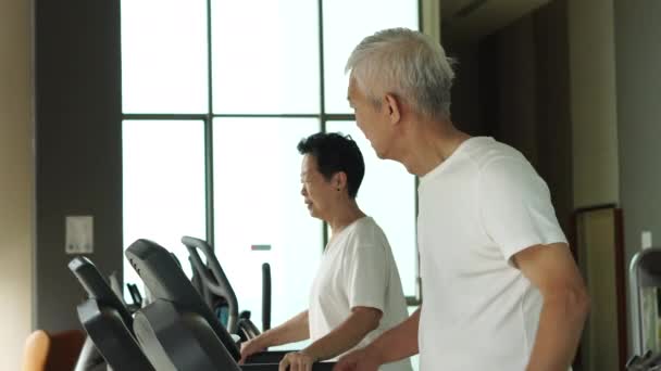 Pasangan Senior Asia Melakukan Threadmill Bersama Sama Memulihkan Gaya Hidup — Stok Video