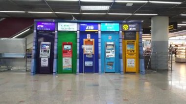 Bangkok, Tayland 15 Temmuz 2021 - Tayland yerel bankalarının birçok ATM makineleri yavaş çekimde