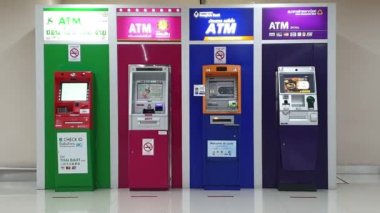 Bangkok, Tayland 15 Temmuz 2021 - Tayland bankalarının ATM 'leri yavaş çekimde yanıp sönüyor
