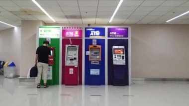 Bangkok, Tayland 15 Temmuz 2021 - Tayland bankalarının ATM 'lerini dikkatsizce kullanan kişi
