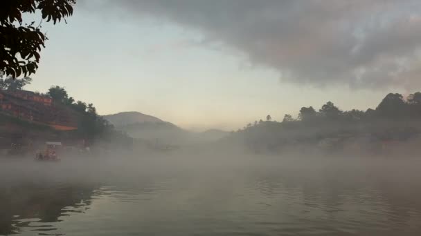 Güzel Dağ Gölü Örtüsü Ile Sabah Yoğun Sisi Ile Yüzeyinin — Stok video