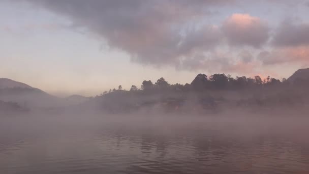 Beautiful Mountain Lake Cover Morning Dense Fog Water Surface Serene — Stockvideo