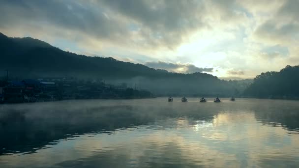 Bela Névoa Movimento Sobre Lago Montanha Com Barcos Navegando Paisagem — Vídeo de Stock