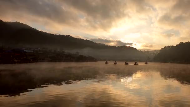 Dağ Gölünde Güzel Hareket Eden Sis Sakin Bir Sabah Manzarası — Stok video