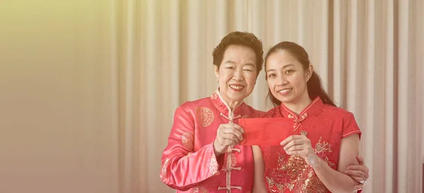 Asyalı Aile Buluşması Çin Yeni Yılını Kutluyor Mutlu Kültür Kırmızı — Stok fotoğraf