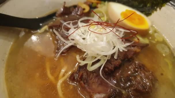 Pan Shot Hokkaido Mantequilla Maíz Carne Ramen Japonés Caliente Fideos — Vídeo de stock