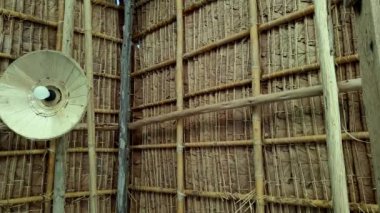 Tik ağacı yapraklı doğal çatı ve bambu yapısı geleneksel tropikal tarzda.