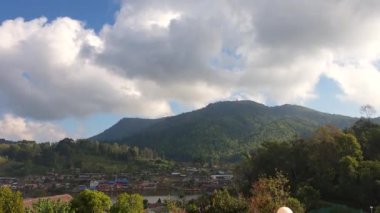 Mae Hong Son Tayland 'daki Ban Rak Tayland vadisi dağ köyü. Çay çiftliği ve doğa seyahati