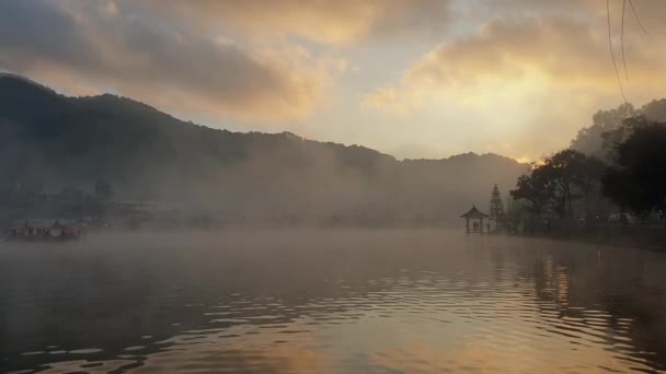 Beautiful Lake Scene Chinese Style Architecture Boat Cruising Morning Sunrise — Video Stock