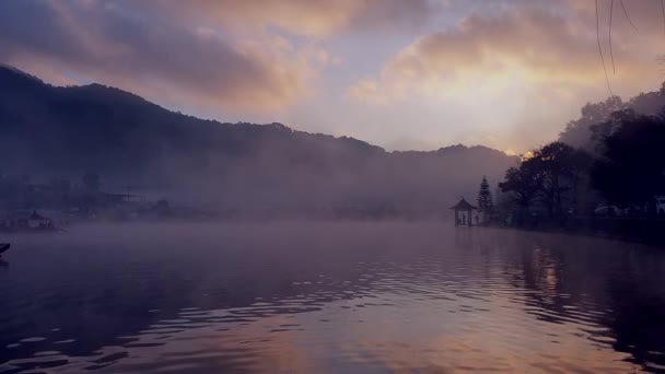 Beautiful Lake Scene Chinese Style Architecture Boat Cruising Morning Sunrise — Stockvideo