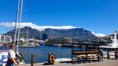 Cape Town, Güney Afrika Victoria ve Alfred rıhtım limanı masa dağı ve dönme dolabın silüeti ile dönüm noktası manzaralı
