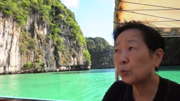 Sonriendo Feliz Excitante Senior Anciano Asiático Mujer Snorkle Turista Barco — Vídeo de stock