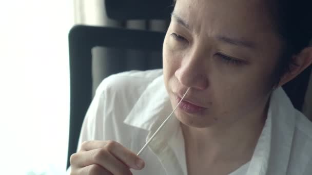 亚洲女人做自我抗原试剂盒Atk深鼻腔交换泪带着不自在的感觉 — 图库视频影像