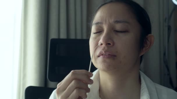 Azjatka Akcji Robi Test Obecność Antygenu Pobiera Próbkę Nosa Domu — Wideo stockowe