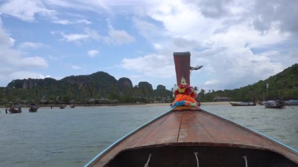 Long Tail Boat Membawa Turis Pulau Phi Phi Pantai Resor — Stok Video