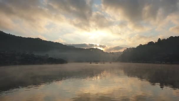 Mae Hong Son Ruk Thai Köyü Sabah Gölü Gün Doğumu — Stok video