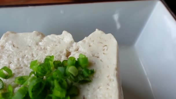 吃家里做的软豆腐日本式健康食品用葱吃 — 图库视频影像