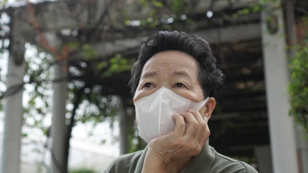 Asiático Edad Avanzada Con Máscara Pensando Preocupación Estrés Con Pandemia —  Fotos de Stock