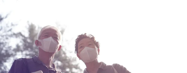 Asiatisches Älteres Paar Mit Maskenschutz Gelangweilt Von Pandemie Die Einkommen — Stockfoto