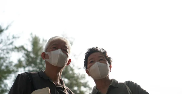 Cuplu Bătrâni Asiatici Protecție Împotriva Măștii Plictisiți Pandemia Pierderii Veniturilor — Fotografie, imagine de stoc