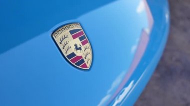 Bangkok, Tayland - Jauary 2022: Meksika mavisi üzerinde Supercar Porsche logosu