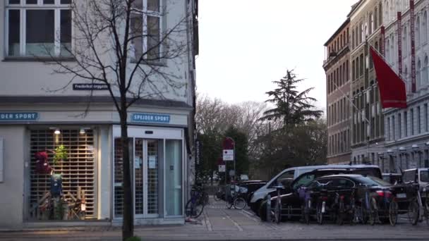 Kopenhagen Denemarken April 2017 Frederiksborggade Streetbeeld Met Gebouwen Busvervoer — Stockvideo