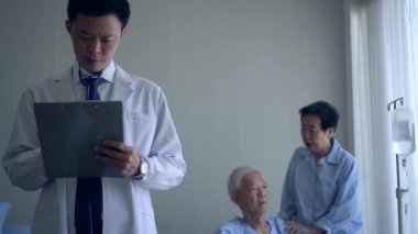 Asyalı doktor yaşlı hasta semptomlarının tedavisiz hastalıklara yakalanması için endişe ifadesi