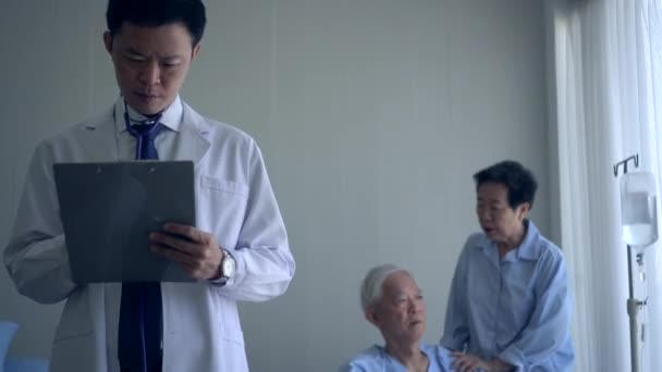 Asian Doctor Worry Expression Elder Patient Case Symptom Getting Worse — Stock Video