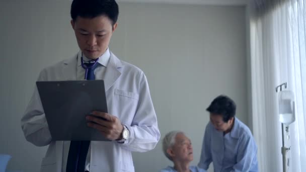 Азиатский Врач Беспокоиться Выражение Пациентов Старшего Возраста Симптома Становится Хуже — стоковое видео