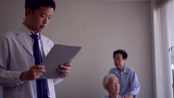 Asiatique Jeune Médecin Inquiéter Maladie Des Symptômes Chroniques Des Patients — Video