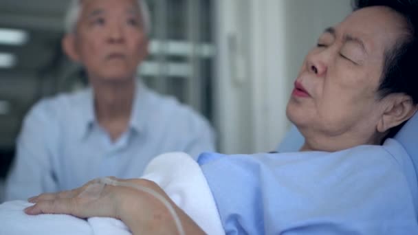 Mari Aîné Rend Visite Une Femme Malade Hôpital Inquiète Traitement — Video