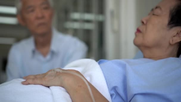 Oudere Man Bezoekt Zieke Vrouw Ziekenhuis Zorgen Medische Behandeling — Stockvideo