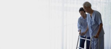 Yaşlı çift hastane afişlerinde Walker 'la rehabilitasyon terapisi yapıyor.