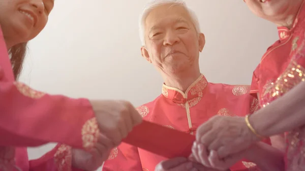 Famiglia Asiatica Saluto Capodanno Cinese Dando Rosso Avvolgere Felicità Tempo — Foto Stock