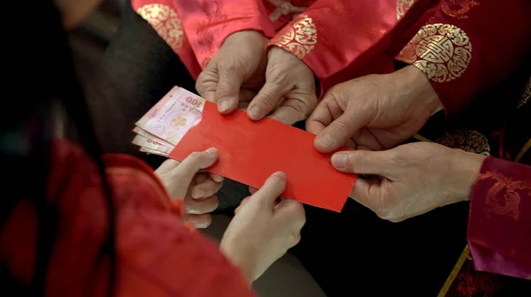 Asiatisk Familj Hälsning Kinesiska Nyår Ger Röda Omsluta Lycka Och — Stockfoto