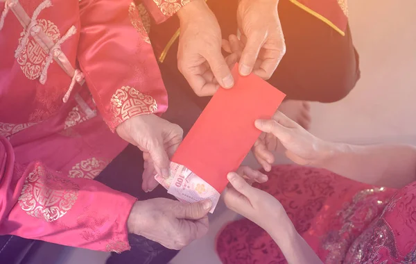 アジアの家族は中国の新年を迎える赤い封筒幸福と展望時間を与える — ストック写真