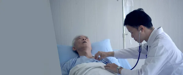 Asiatisk Läkare Kontrollera Hjärta Och Puls Tillstånd Senior Sjukhussäng Med — Stockfoto