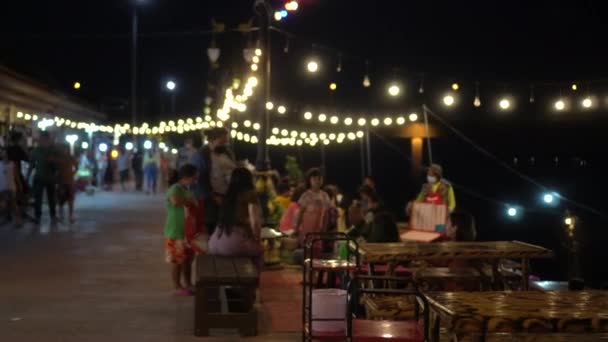 2021年11月7日タイのムカダン タイの夜市が開催され タイのラオス橋の港で場所を食べる — ストック動画