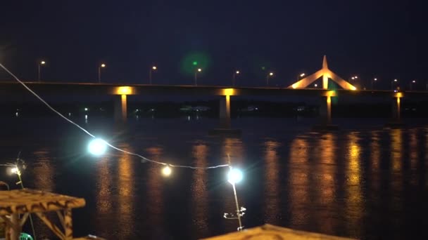 2021年11月7日タイのムカダン タイの夜市が開催され タイのラオス橋の港で場所を食べる — ストック動画