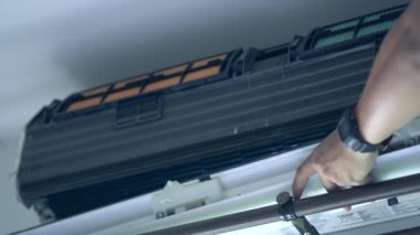 Teknisyen, klima kapağını temizleme ve tamir makinesine aç