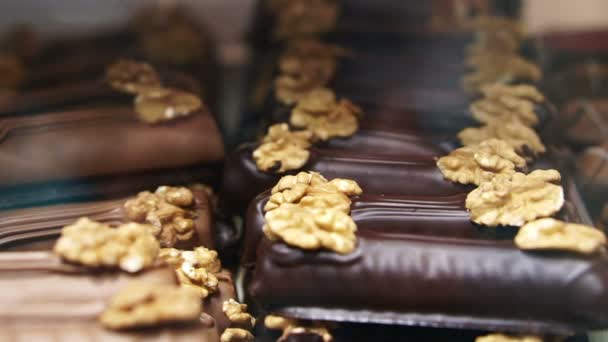 Barra Chocolate Eclairs Con Nueces — Vídeos de Stock