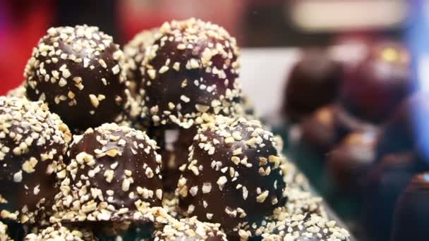 Bolas Chocolate Com Pilha Nozes — Vídeo de Stock