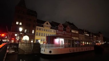 Kopenhag, Danimarka -14 Nisan 2017: Nyhavn tarihi mekan mimarisi nehir manzaralı gece görüntüsü
