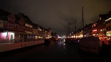 Kopenhag, Danimarka -14 Nisan 2017: Nyhavn tarihi mekan mimarisi nehir manzaralı gece görüntüsü