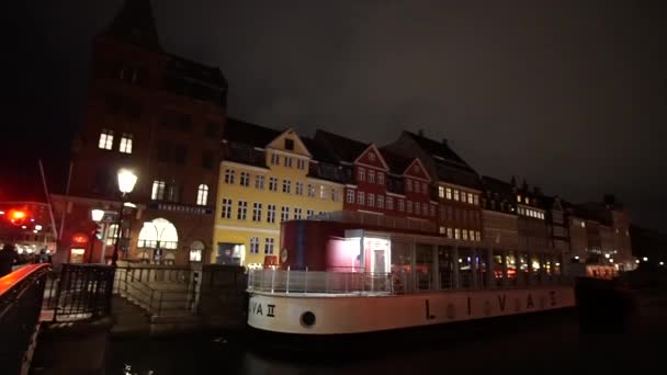 Kopenhagen Dänemark Apr 2017 Nyhavn Sehenswürdigkeiten Architektur Fluss Schwenken Schuss — Stockvideo