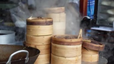 Açık mutfak Çin Dim Sum restoranı kızarmış tavayı, buharlı bambu sepetini ve buğday tenceresini gösteriyor.