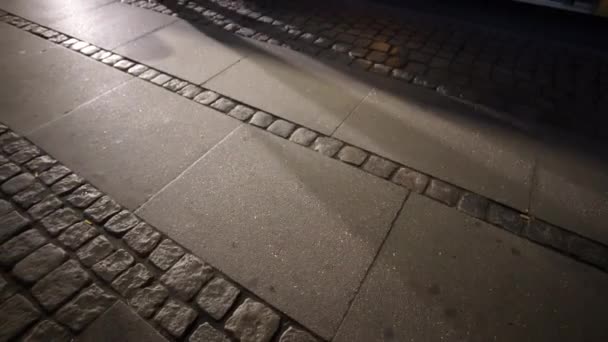 供不同通勤者使用的拱形平坦人行道设计 — 图库视频影像