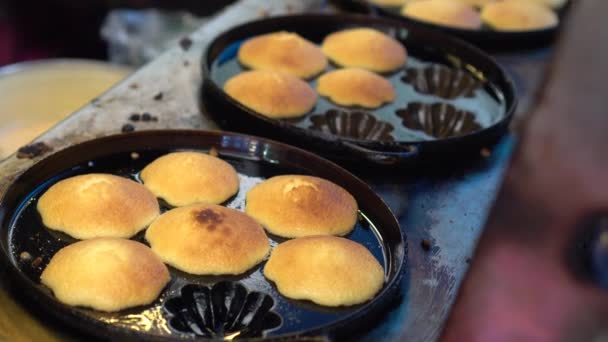 ベーカリーアジアスタイルのスポンジケーキのための調理トレイとマシン — ストック動画