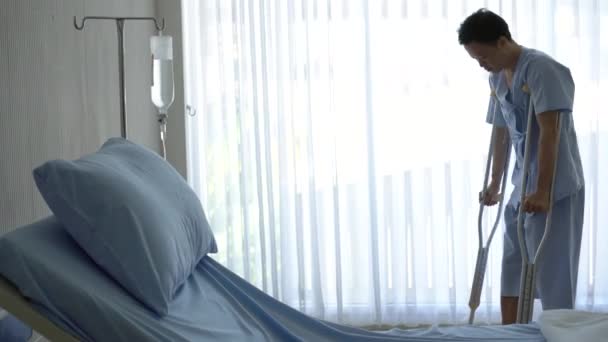 Dospělý Asijský Člověk Fyzické Zranění Chůze Berlemi Zatímco Zotavení Nemocničním — Stock video