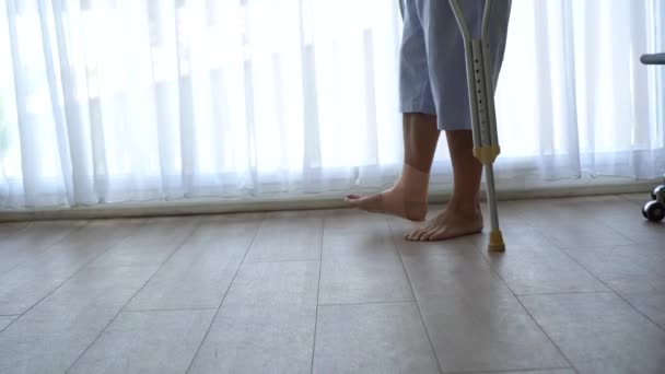 Adulte Asiatique Homme Physique Blesser Marcher Avec Des Béquilles Tout — Video